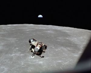 El módulo lunar de Apolo 11 ascendiendo después de haber aterrizado en la Luna.