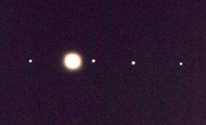Júpiter y cuatro de sus lunas vistas en el telescopio (una de las evidencias que llevó a Galileo a la teoría heliocéntrica).