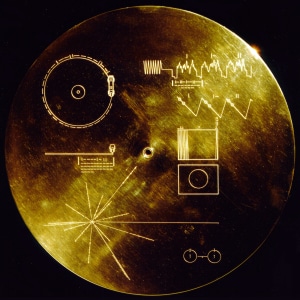 Cubierta del Disco de oro de las Voyager, con instrucciones para poder interpretarlo, así como información sobre nuestro mundo.