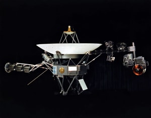 Sonda Voyager. El disco de oro está en el centro, de la estructura de la sonda, con el cabezal incluido.