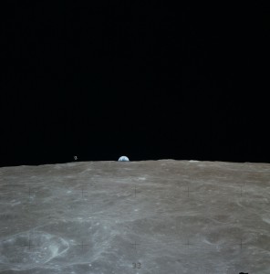 La Tierra asoma por el horizonte lunar poco antes del aterrizaje del módulo lunar del Apolo 16