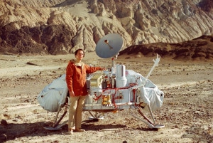 Carl Sagan, junto a una maqueta de la sonda Viking. Crédito: JPL