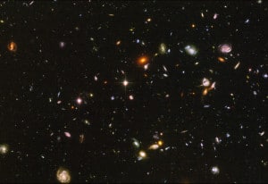 Imagen del espacio profundo desde el Hubble. Todo lo que aparece en esta imagen son galaxias, en una zona minúscula del firmamento. 