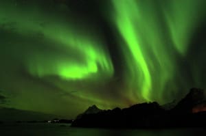 La Aurora Boreal sobre la montaña "Vågakallen" en Lofoten, Norte de Noruega.  Crédito: Stockshots - Visitnorway.com