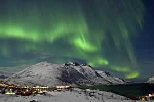 La aurora boreal sobre el Ersfjord, en la ciudad de Tromsø, Noruega  Crédito: Bjørn Jørgensen - Visitnorway.com