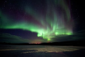Esta Aurora Boreal, en  Kautokeino, Finnmark, Noruega, muestra más variaciones de color, llegando al blanco y el azul.  Crédito: Terje Rakke/Nordic Life - Visitnorway.com