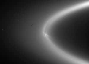 En esta imagen puedes ver Encélado dentro del anillo E, a la izquierda, a unos 1.000 kilómetros de distancia, también aparece el satélite Tetis. Crédito: NASA/JPL/Space Science Institute
