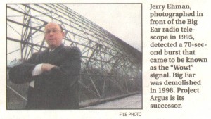 Jerry Ehman, posando delante del radiotelescopio.