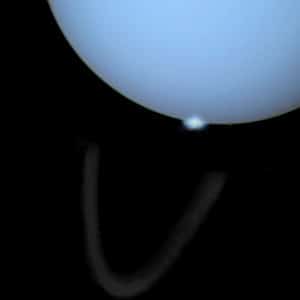 En esta imagen puedes observar una aurora en el ecuador de Urano y parte de sus anillos.