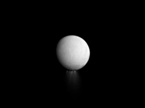 En esta imagen, puedes ver el polo sur de Encélado expulsando material al espacio. Sale a una velocidad cercana a los 1300 km/h Crédito: Credit: NASA/JPL-Caltech/Space Science Institute