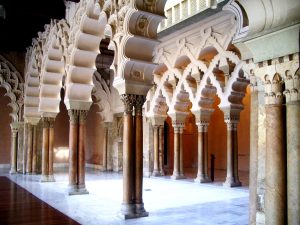 El Palacio de la Aljafería, en Zaragoza, fue un lugar de reunión de algunos intelectuales árabes, entre los que se encontraba Avempace.