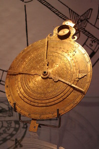Un nocturlabio, que sirve para determinar el tiempo en función de la posición de una estrella en el cielo nocturno. Crédito: Johann Dréo