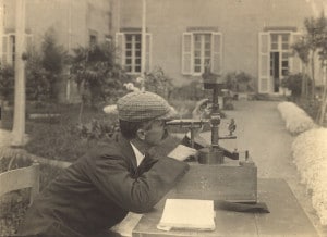 Domenico Pacini realizando una medición en 1910.