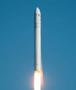 Lanzamiento de un cohete Antares, de Orbital ATK. Crédito: Bill Ingalls