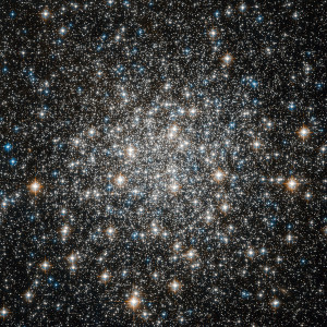 El cúmulo globular M10 se encuentra a unos 150.000 años luz de la Tierra. Crédito: ESA/Hubble & NASA