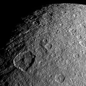 La superficie de Rea está llena de cráteres. Es tal la cantidad, que es uno de los satélites del Sistema Solar más castigado. Crédito: NASA/JPL-Caltech/Space Science Institute