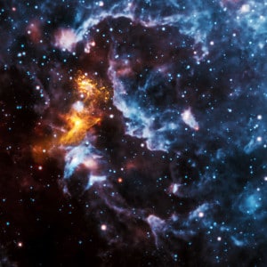 La radiación del pulsar PSR B1509-58 (una estrella de neutrones con una velocidad de rotación altísima) provoca que el gas a su alrededor brille de color en esta imagen en rayos X, e ilumina el resto de la nebulosa, vista en infrarrojos.