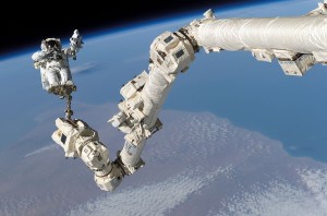 El brazo robótico Canadarm2, es una pieza fundamental en el mantenimiento y ensamblaje de la Estación Espacial Internacional.