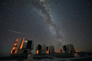 1280px-The_2010_Perseids_over_the_VLT