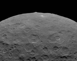 Una montaña enorme en Ceres. Crédito: NASA, JPL-Caltech, UCLA, MPS/DLR/IDA