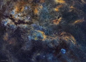 El paisaje celeste en la zona de la constelación del Cisne, en el plano de la Vía Láctea. Crédito: Paul C. Swift
