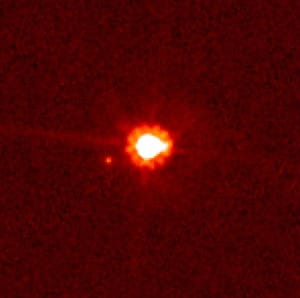 Esta es la única imagen real que tenemos de Eris. Si te fijas, al lado, justo debajo a la izquierda, puedes ver su luna, Disnomia. Crédito: NASA, ESA, y M. Brown