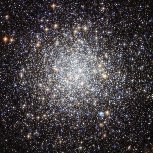 En esta imagen del Telescopio Hubble es posible apreciar el cúmulo globular M9 con todo lujo de detalles. Podemos ver hasta las estrellas individuales que componen el centro del cúmulo, así como la gran variedad de estrellas que lo componen. Crédito: NASA & ESA