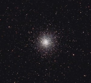 El cúmulo globular Messier 10, visto a través de un telescopio amateur. Es posible apreciar algunas de las estrellas que componen el centro de la región. Crédito: Usuario "Hewholooks" de Wikipedia.