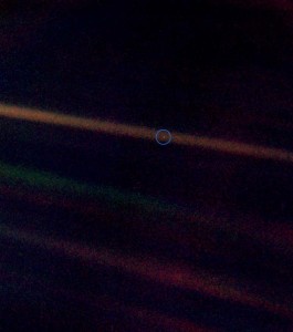 En esta imagen puedes ver La Tierra. Es ese diminuto píxel dentro del círculo rodeado en azul.