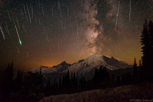 Estrellas fugaces (Perseidas) y la Vía Láctea sobre el Monte Rainier. Crédito: Matthew Dieterich