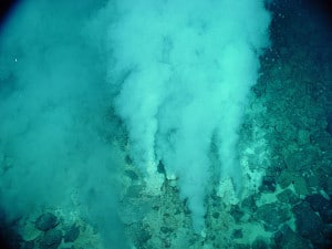 Una de las teorías es que la vida pudo aparecer en fuentes hidrotermales en las profundidades del mar (como la de esta imagen). Crédito: NOAA