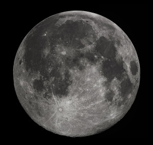 La Luna, vista desde el hemisferio norte de la Tierra. Aunque menos evidentes, esas diferencias en las tonalidades de la superficie lunar siguen siendo apreciables. Crédito: Gregory H. Revera