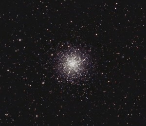 M12 visto a través de un telescopio amateur. Crédito: Usuario "Hewholooks" de Wikipedia
