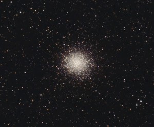 El cúmulo globular M14 visto a través de un telescopio amateur. Crédito: Usuario "Hewholooks" de Wikipedia