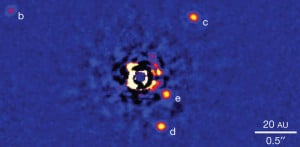 Imagen del sistema HR 8799, con las posiciones de los cuatro planetas en el momento de la observación. Crédito: NRC-HIA, Christian Marois, Keck Observatory