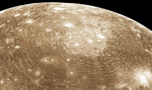 Esta imagen, tomada por la sonda Voyager 1, muestra el crater Valhalla. Su diámetro total es de 3.800 kilómetros. Crédito: NASA