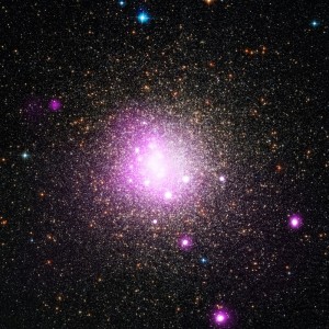 El cúmulo globular NGC 6388 en una superposición del espectro visible y el de Rayos X. Crédito: Rayos X: NASA/CXC/IASF Palermo/M.Del Santo et al; Óptico: NASA/STScI