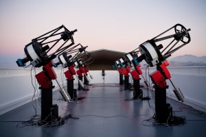 Imagen del conjunto de telescopios MEarth-South, compuesto por 8 telescopios de 40 centímetro. Crédito: Jonathan Irwin