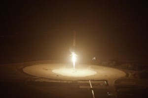Imagen del momento en el que se posa la primera parte del cohete Falcon 9 de SpaceX después de su lanzamiento. Crédito: SpaceX
