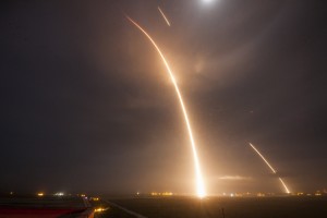 Esta imagen de larga exposición muestra el despegue del cohete Falcon 9 y el uso de los motores para lograr tocar tierra en su aterrizaje. Crédito: SpaceX