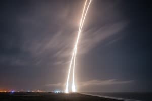 Esta imagen de larga exposición, por su parte, muestra el recorrido de la primera parte del Falcon 9, desde su despegue hasta su aterrizaje. Crédito: SpaceX