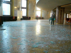 Imagen de los cristales destrozados, por la explosión del meteorito, en el Teatro de Cheliábinsk. Crédito: Nikita Plekhanov