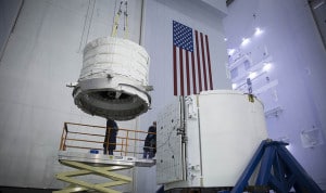 En esta imagen se puede ver el módulo BEAM, compactado, siendo cargado en la nave Dragon. Crédito: SpaceX