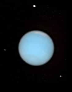 Neptuno, en color natural, con tres de sus satélites, visto por el telescopio Hubble. Crédito: NASA, ESA, E. Karkoschka (University of Arizona), y H.B. Hammel (Space Science Institute, Boulder, Colorado)