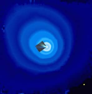 Esta imagen muestra al cometa Hale-Bopp (que se acercó al Sol en 1997) en luz ultravioleta. La nube de hidrógeno es muchísimo más grande que la cola visible del cometa (que se muestra en la imagen incrustada en el centro). Tenía un tamaño 70 veces más ancho que el Sol (representado a escala con un circulo amarillo). Crédito: SOHO (ESA y NASA) y SWAN Consortium / Crédito imagen incrusada: Dennis di Cicco