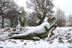 Esculturas de dinosaurios y mamíferos extintos, en el Crystal Palace Park en Londres. Crédito: Lynn Hilton/Alamy Stock Photo 
