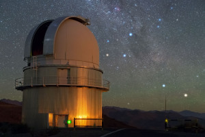 En esta imagen, Alfa Centauri es la estrella azul que aparece justo encima de esa antena que puedes ver en la derecha de la imagen. Crédito: Y. Beletsky/ESO