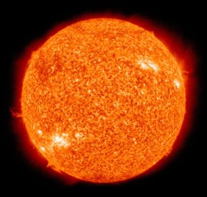 El Sol, fotografíado en falso color en el espectro ultravioleta. Crédito: NASA