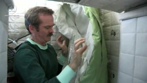 Chris Hadfield preparando su saco de dormir en la Estación Espacial Internacional. Crédito: Chris Hadfield / Canada Space Agency