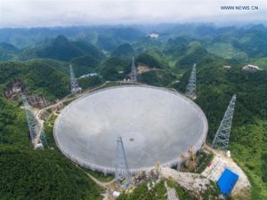 Imagen del telescopio FAST en el último día de montaje, el 3 de julio de 2016, cuando se instaló su último disco. Crédito: Xinhua